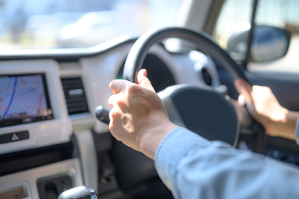 車を運転する人