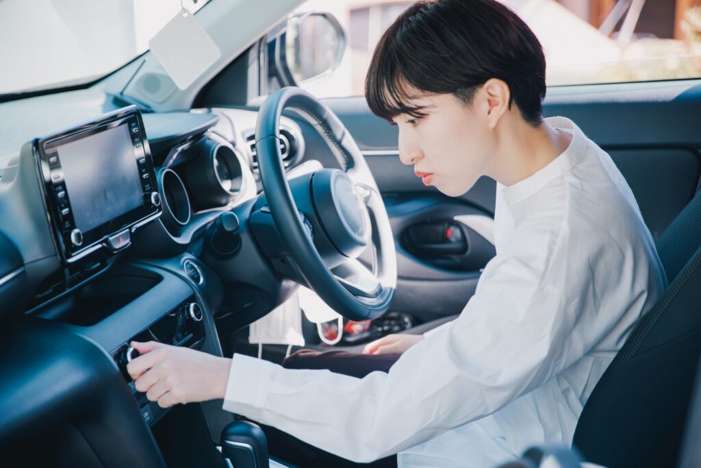 車のエアコンガス補充はどこでできる？