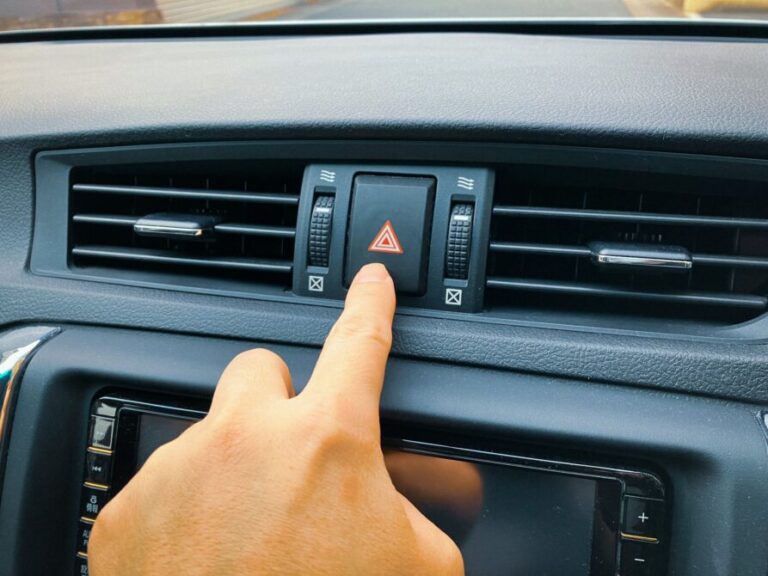 車を停める・止めるの違いとは?漢字の使い分けと駐車・停車ルールを解説