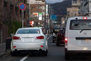車を停める・止めるの違いとは?漢字の使い分けと駐車・停車ルールを解説