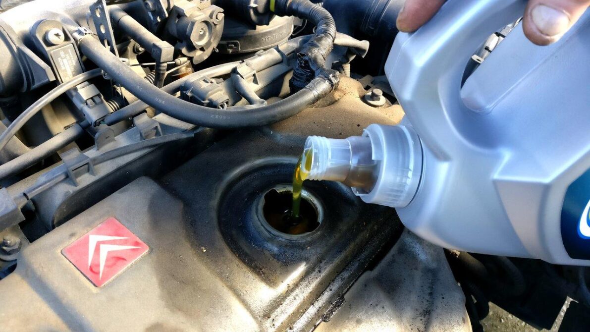 エンジンオイルの交換時期の目安