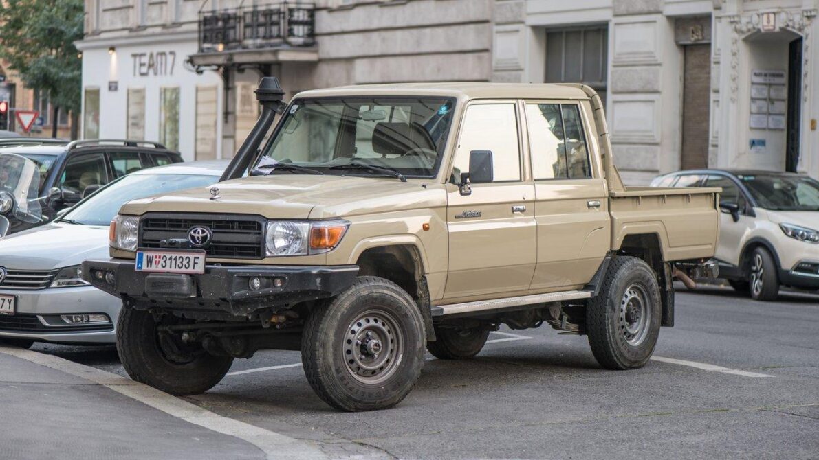 新型ハイラックスとランクルFJの比較