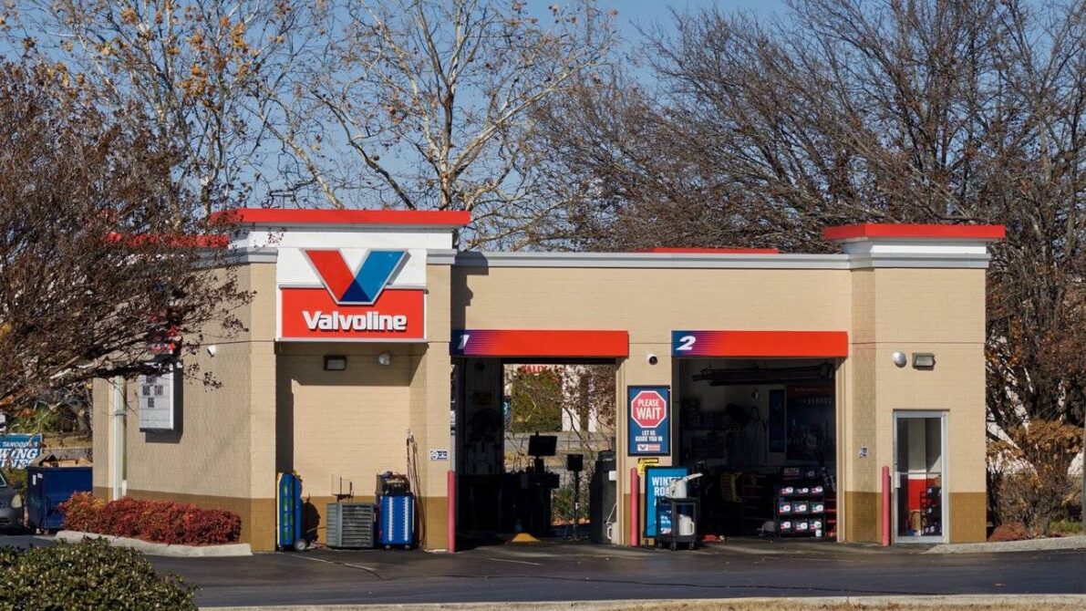 エンジンオイル交換の費用相場