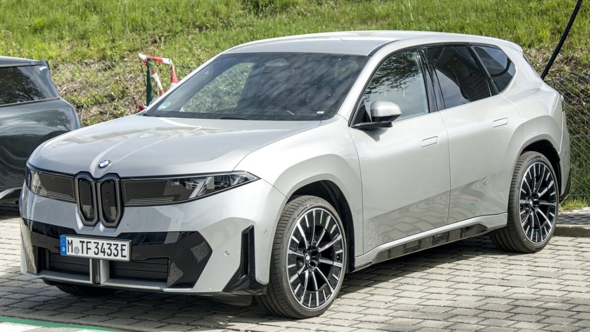 新型BMW iX3 充電中