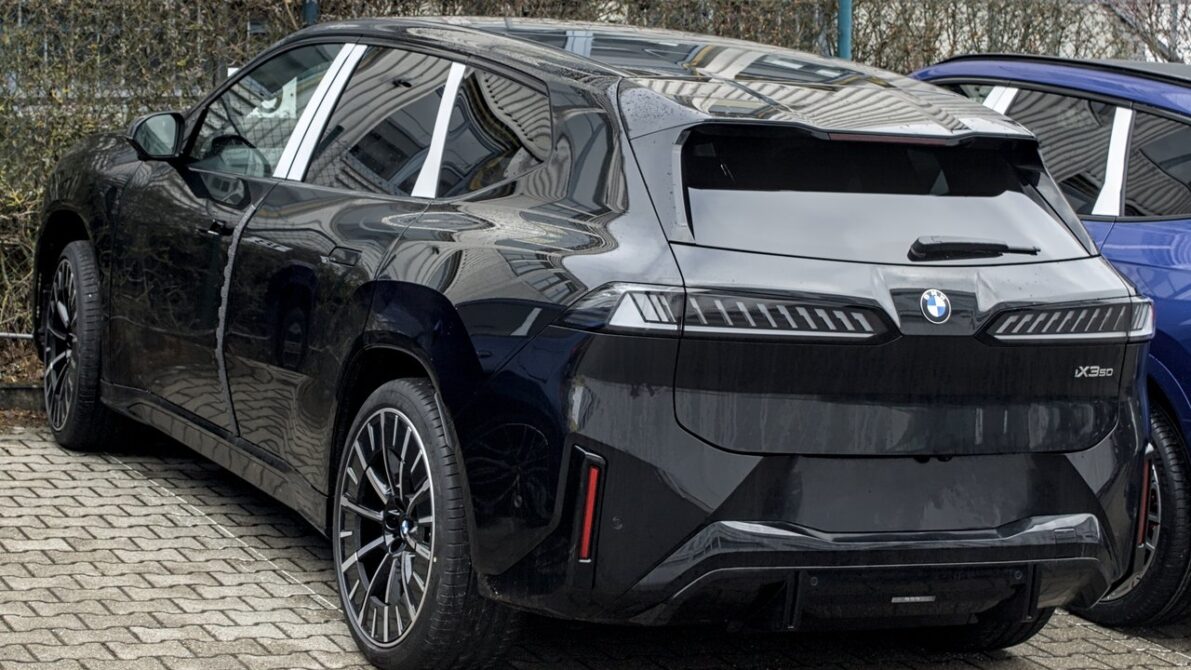 新型BMW iX3 側面 走行