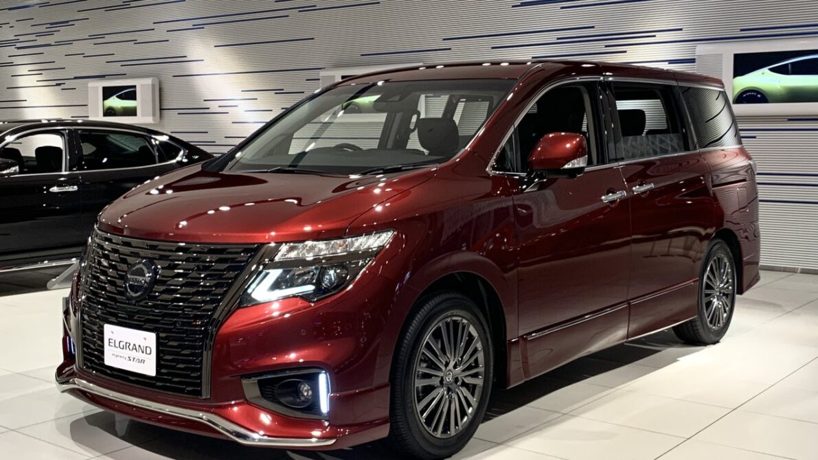 新型と旧型のエルグランドが並ぶイメージ