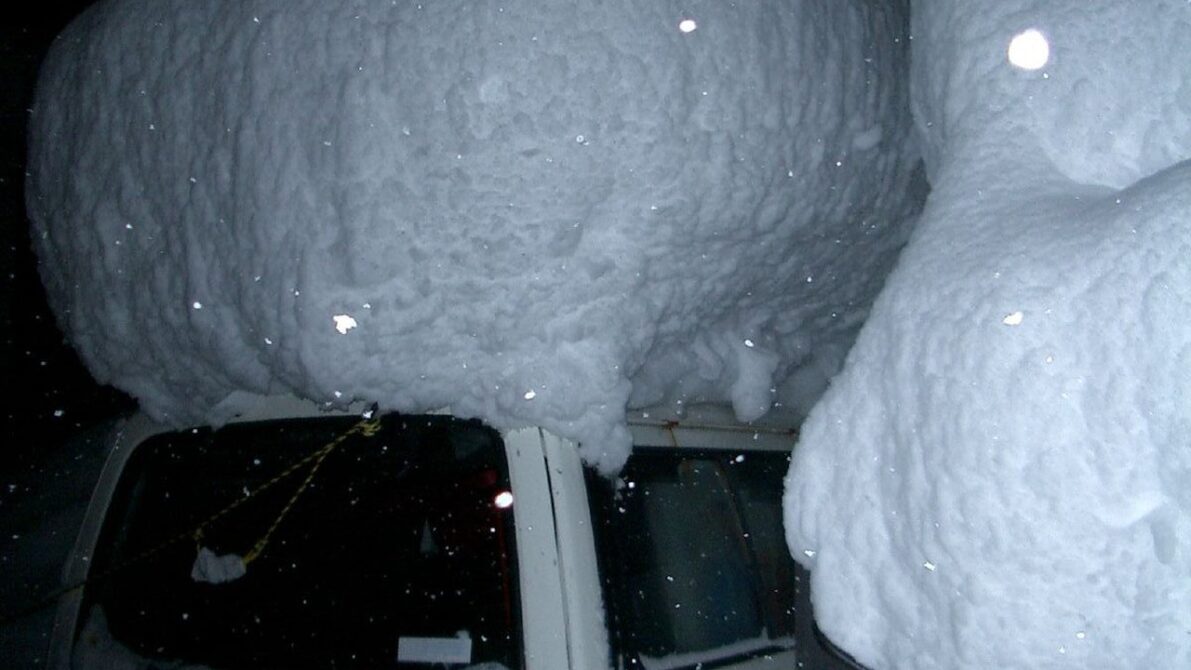 積雪した車と道路(日本国内)