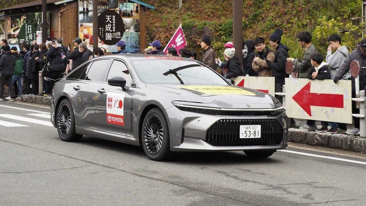 日本の公道を走る現行クラウンセダン