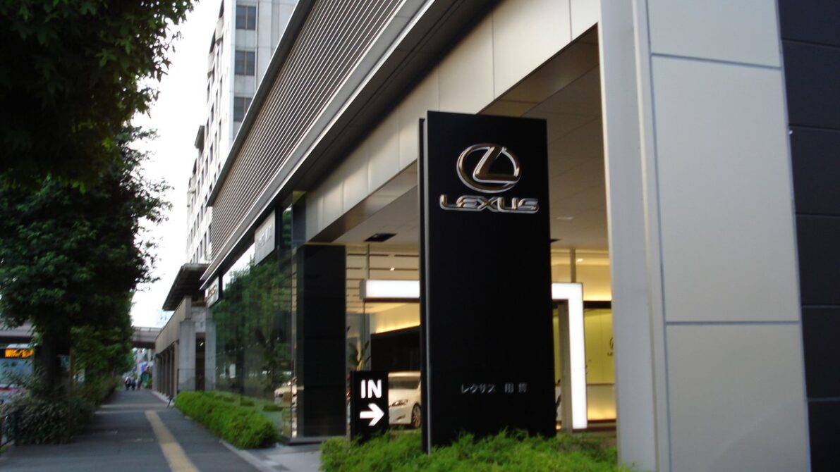 レクサス販売店(東京・世田谷)の外観