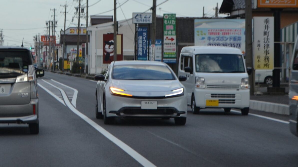 現行プリウス 側面・走行