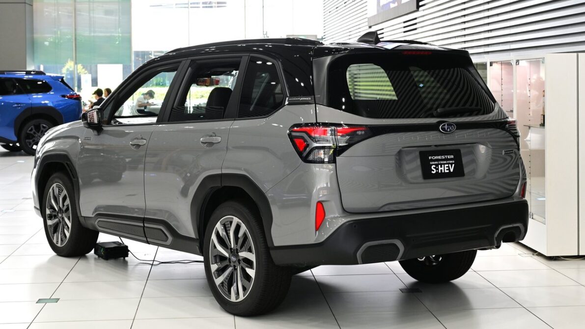 現行6代目フォレスター Premium S-HEV EXのリア〜サイド外観、FORESTER S:HEVバッジ