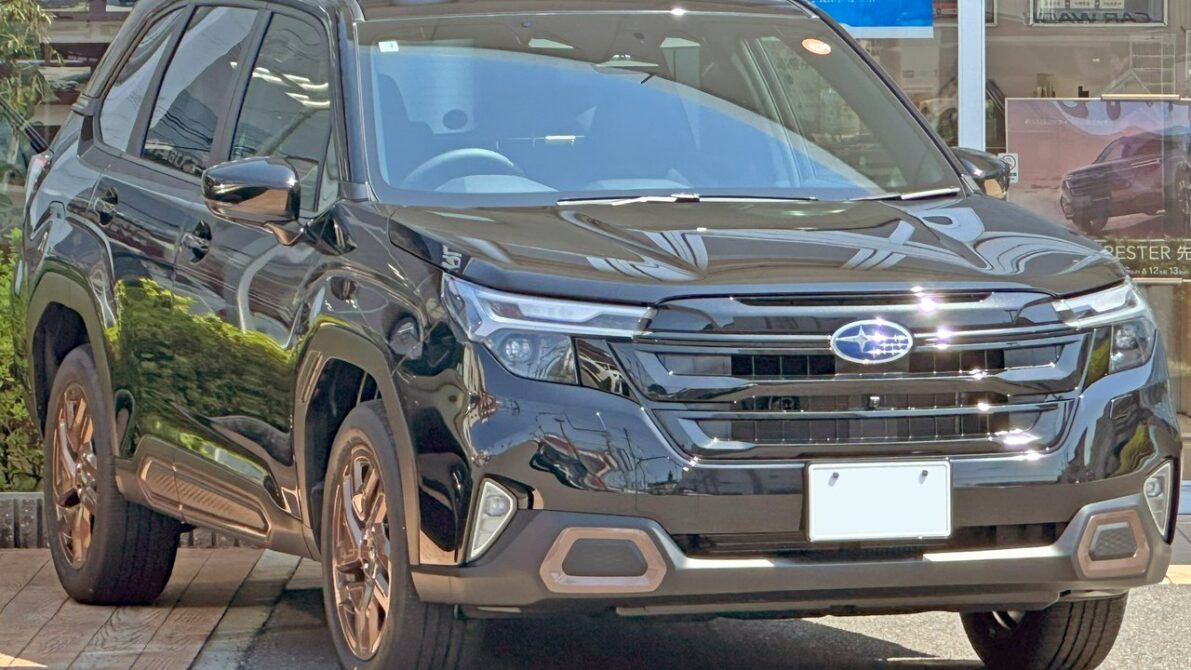 現行6代目フォレスター VI SPORT EXのフロント外観、大阪スバル店頭