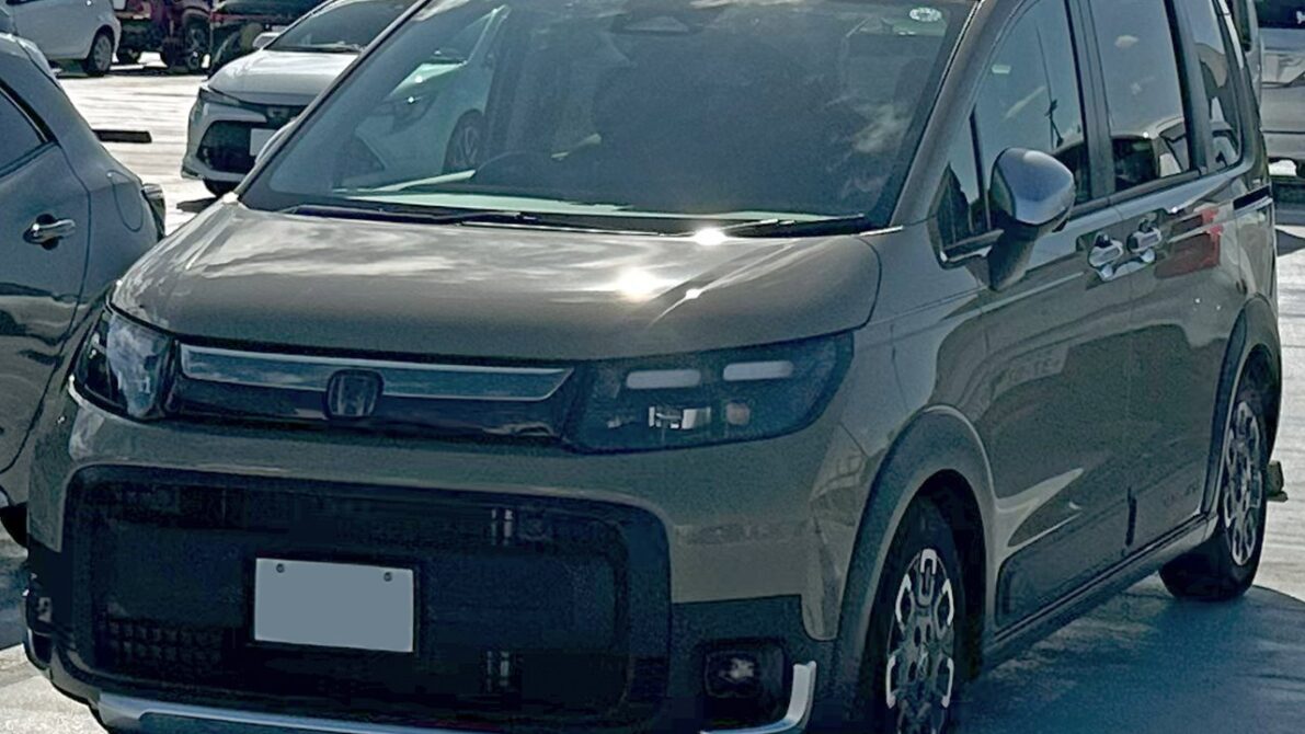 現行3代目 ホンダ・フリード e:HEV クロスターの外観(フロント)