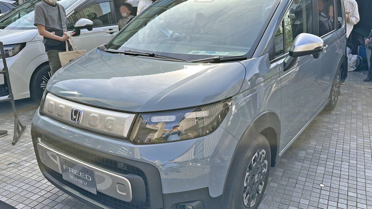 ホンダ販売店に展示された現行3代目フリード e:HEV