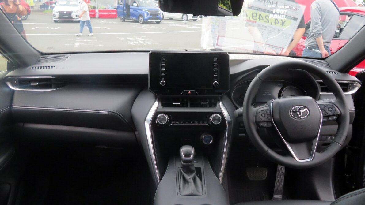 現行80系ハリアー（Zレザーパッケージ）の運転席まわりの内装