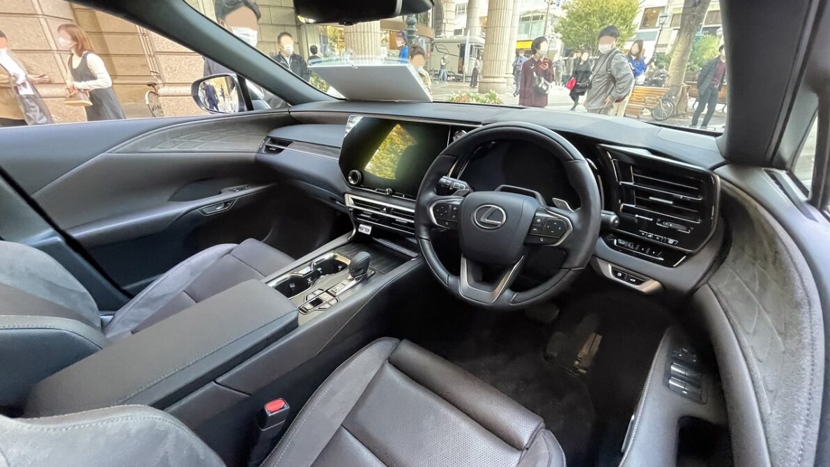 現行5代目レクサスRXの運転席まわり（右ハンドル・14インチディスプレイ）