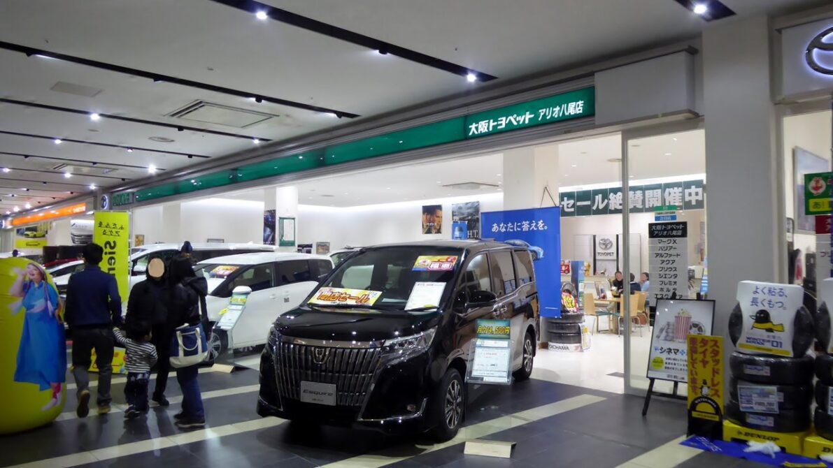 価格ラベル付きで並ぶ展示車と商談カウンター