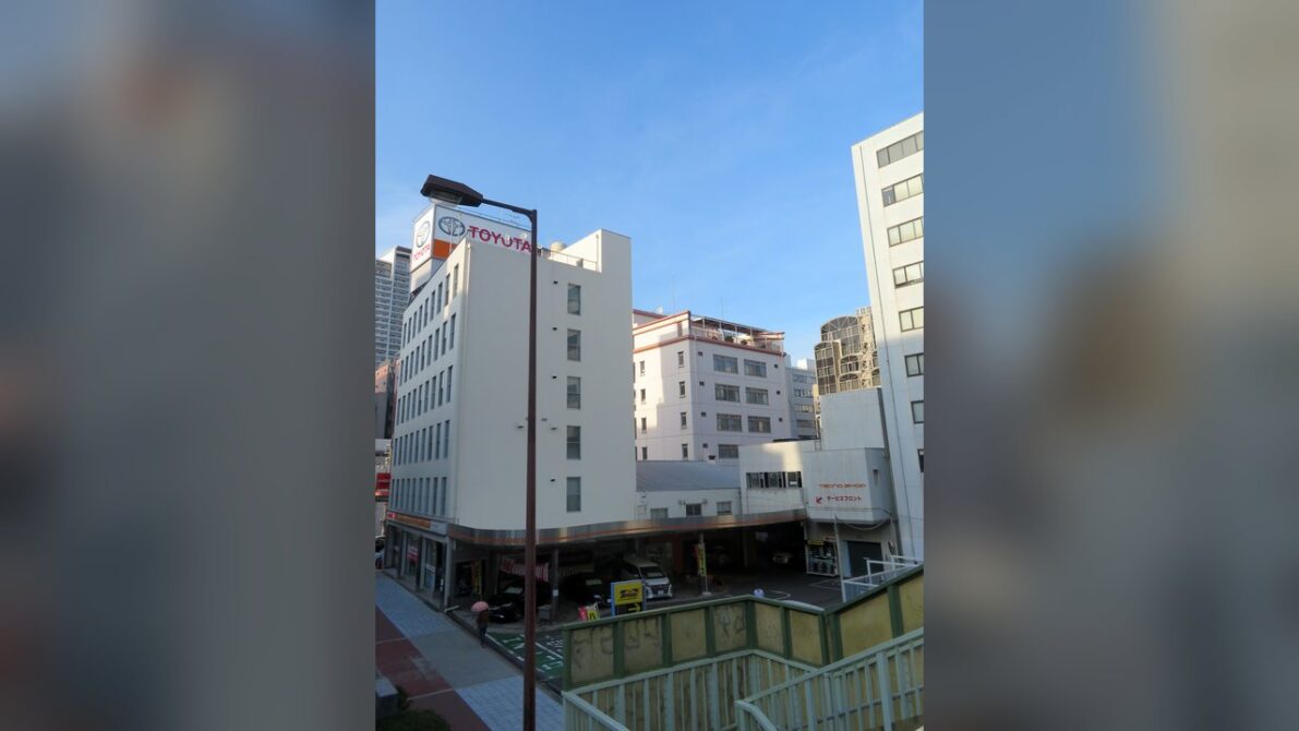 国産セダンを扱うトヨタ系ディーラーの外観