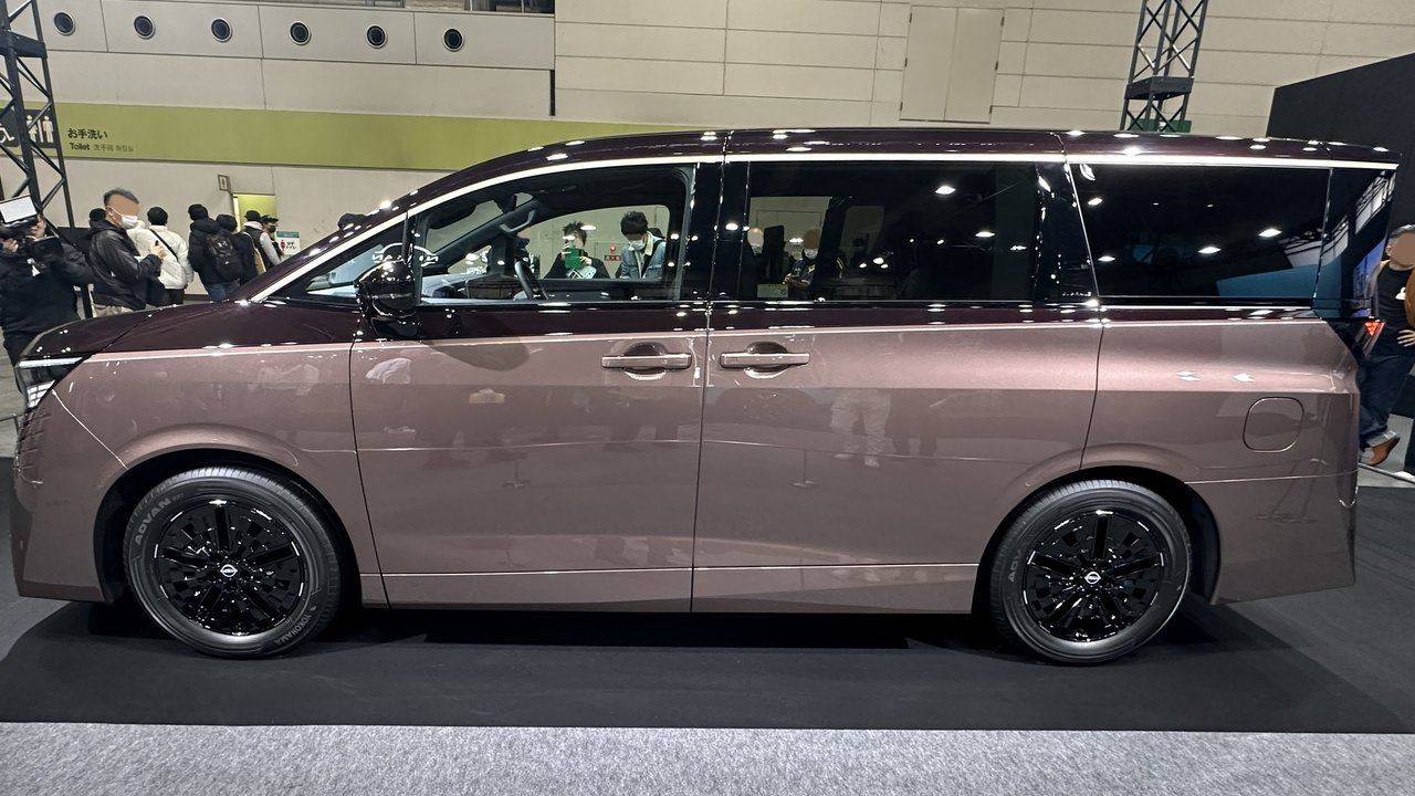 新型エルグランドE53の側面