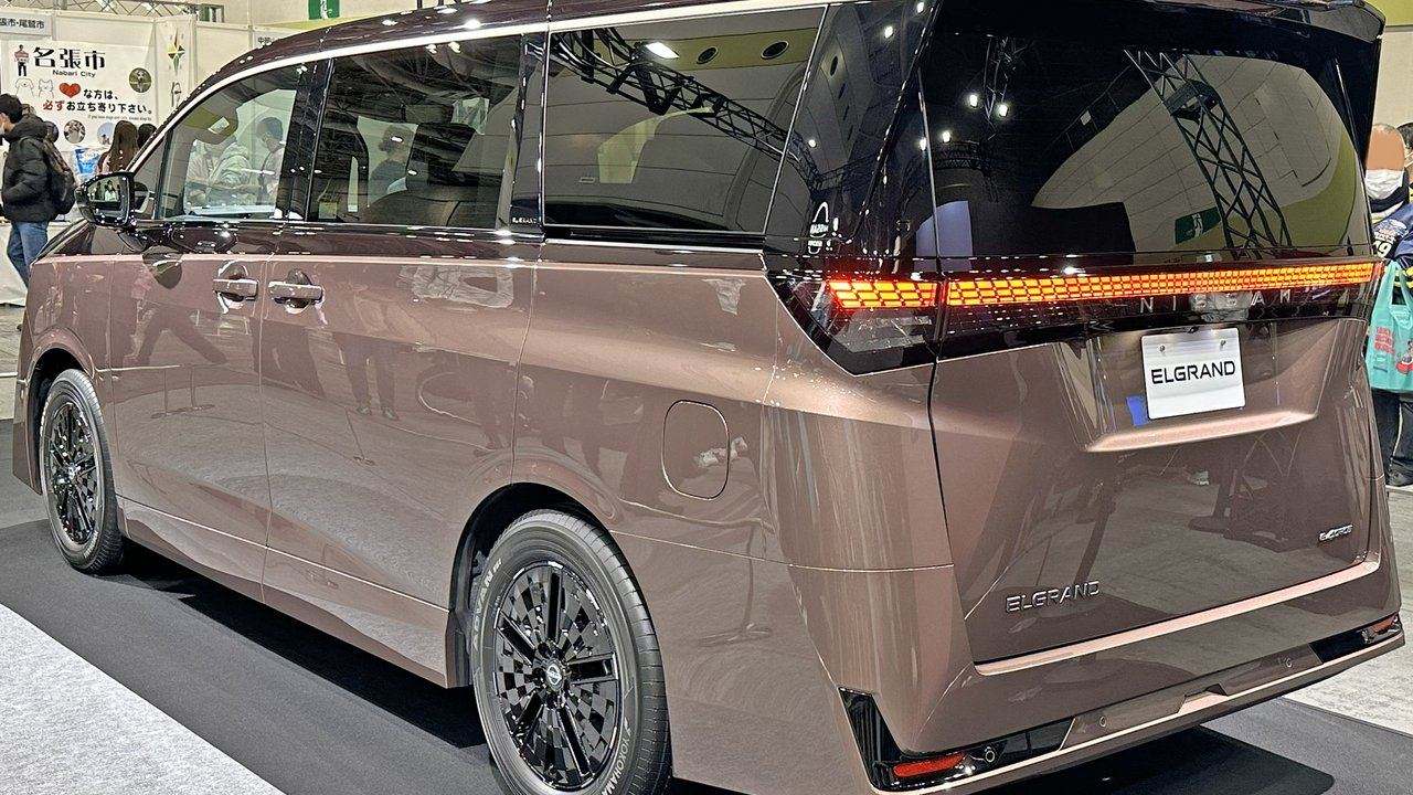 新型エルグランドE53のリア3/4ビュー