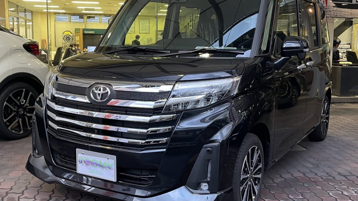 現行ルーミー カスタムG-T（2026年8月改良後）のフロントビュー。TOYOPET店舗前で撮影