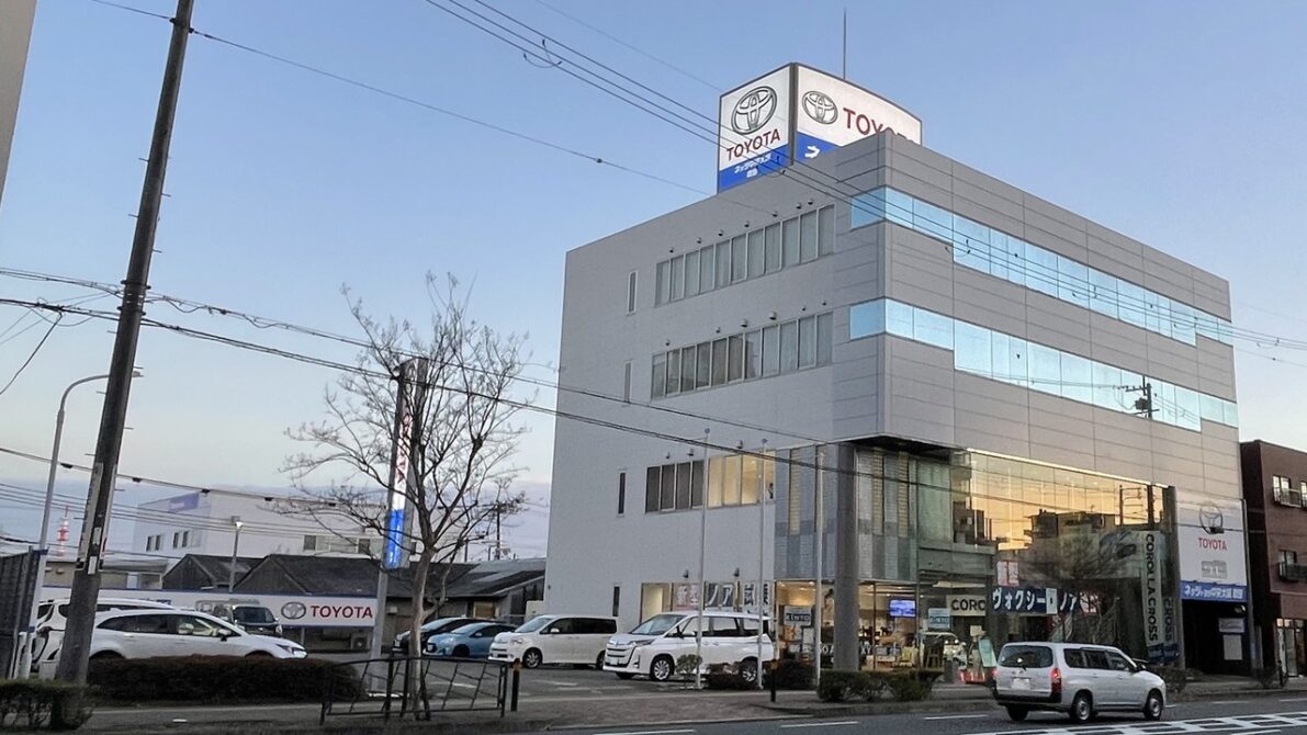 ヴォクシー・ノアを取り扱うネッツトヨタ店舗の外観と展示車
