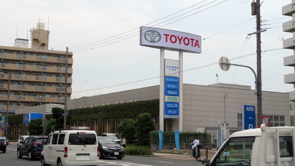 ヴォクシーの取り扱いを掲示するネッツトヨタ店舗の看板