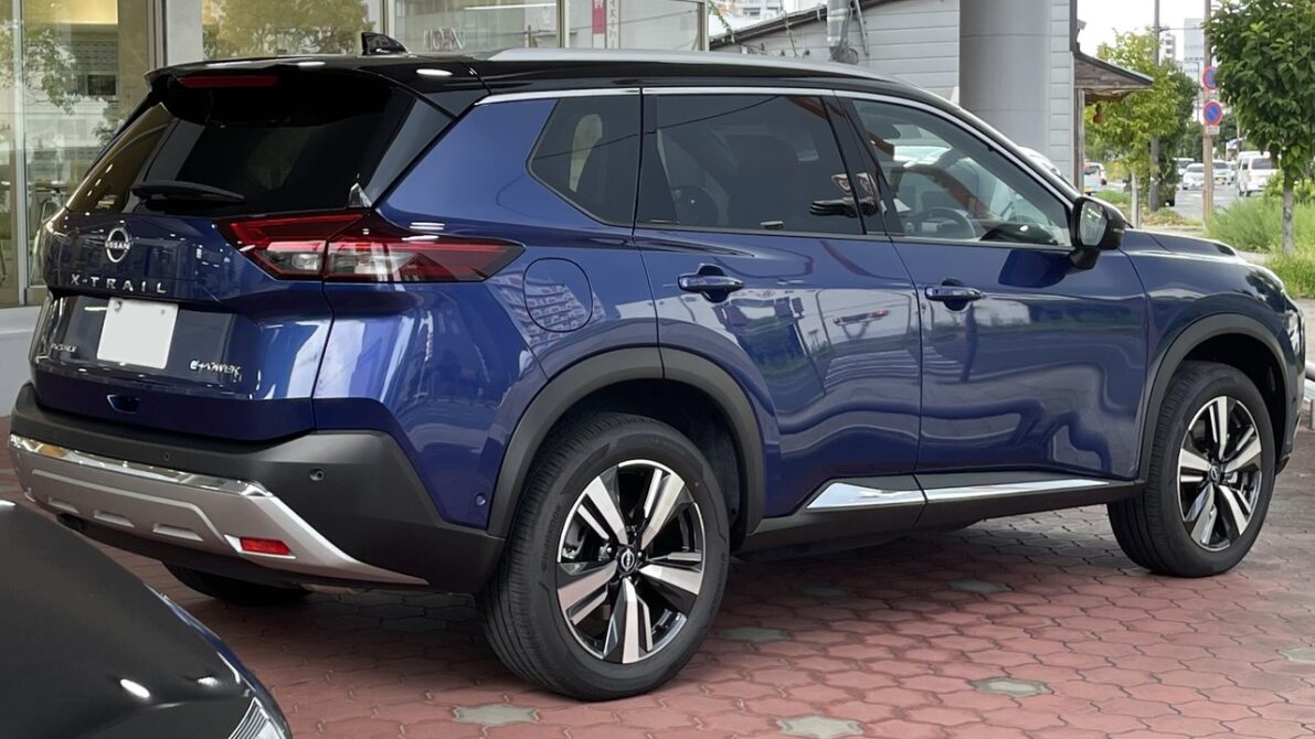 現行4代目エクストレイル T33型 G e-4ORCE(e-POWER)のリア外観