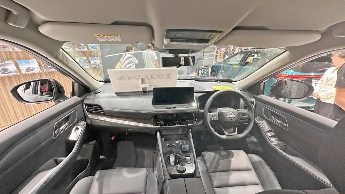 現行4代目エクストレイル T33型の運転席まわり・センターコンソール