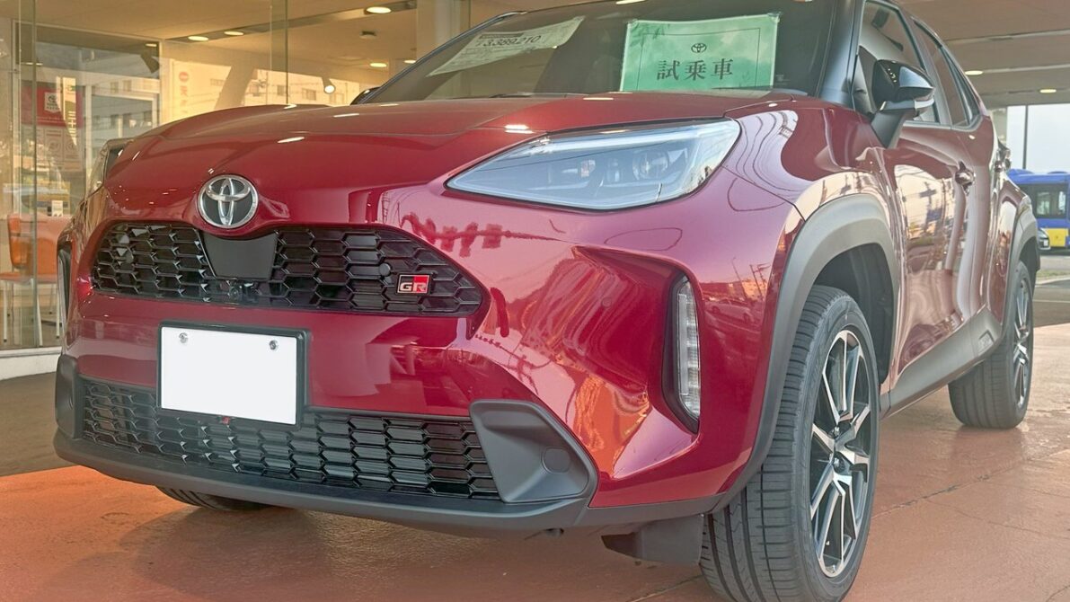 日本のトヨタ店頭に置かれた現行ヤリスクロス GR SPORTのフロント